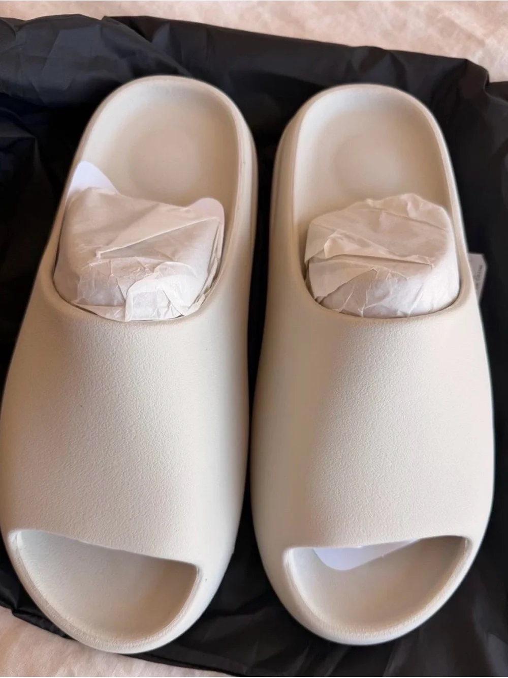 Yeezy Slide size 11 Sandals in Off-White/Cream